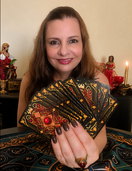 Sarah Machvaia, cartomante e psicanalista, com as Cartas Ciganas